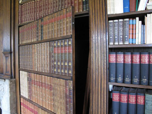 Porte secrte drobe dans une bibliothque